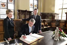 Eintrag in das Goldene Buch: Generalkonsulin Oksana Tarasyuk, Botschafter Andrij Melnyk und Bürgermeister Dr. Carsten Sieling