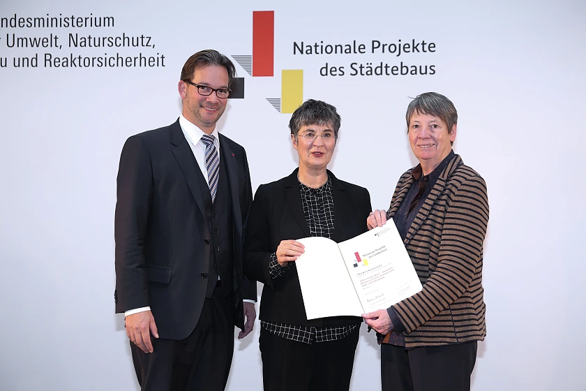 Staatssekretär im Bundesbauministerium Florian Pronold (links) und Bundesbauministerin Barbara Hendricks (rechts) mit Bremens Senatsbaudirektorin Iris Reuther (Mitte).