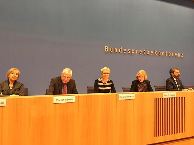 Von links: Prof. Elke Lütjen-Drecoll, stellvertretende Vorsitzende der Expertenkommission, Prof. Dr. Dieter Imboden, Vorsitzender der Expertenkommission; Senatorin Prof. Dr. Eva Quante-Brandt, Prof. Dr. Johanna Wanka, Bundesministerin für Bildung und Forschung sowie GWK-Vorsitzende, und Stephan Detjen, Vorstand Bundespressekonferenz 