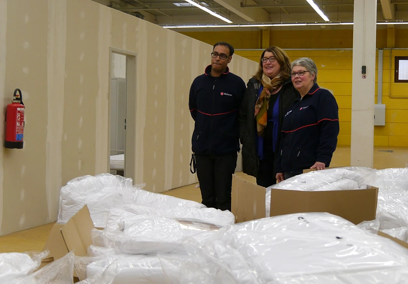 Senatorin Stahmann übergibt den Baumarkt an die Malteser: Ahmed Aref (ganz links) wird die Gemeinschaftsunterkunft künftig leiten, Angelika Gabriel (mitte) ist Geschäftsführerin beim Malteser Hilfsdienst