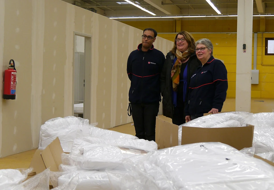 Senatorin Stahmann übergibt den Baumarkt an die Malteser: Ahmed Aref (ganz links) wird die Gemeinschaftsunterkunft künftig leiten, Angelika Gabriel (mitte) ist Geschäftsführerin beim Malteser Hilfsdienst