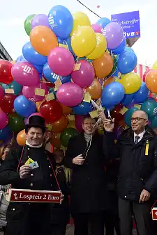 62. Bürgerparktombola gestartet: Bürgermeister Carsten Sieling (Mitte) und Joachim Linnemann (rechts), Präsident des Bremer Bürgerparkvereins, eröffnen den Losverkauf