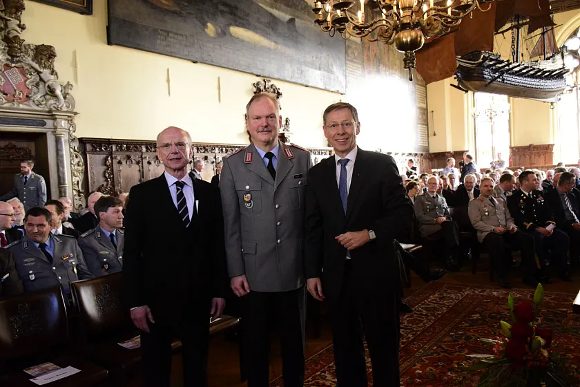 Jahresempfang des Landeskommandos der Bundeswehr in Bremen: Bürgerschaftspräsident Christian Weber, Oberst Claus Körbi und Bürgermeister Carsten Sieling vor Beginn der Feierstunde in der Oberen Rathaushalle (v.l.)