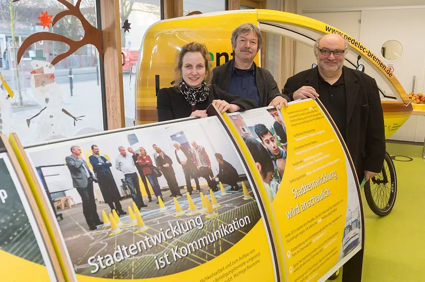 Frauke Kötter (Kultur Vor Ort e.V.), Hanns Ulrich Barde (Sportgarten e.V.) und  Stylianos Eleftherakis (Kulturwerkstatt westend) stellen ihre Projekte vor. Das Ausstellungssystem des pop steht noch bis zum 11. Februar im Foyer des Senators für Umwelt, Bau und Verkehr (Contrescarpe 72)