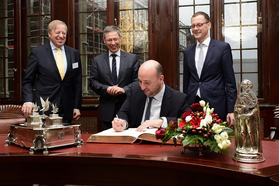 Eintrag in das Goldene Buch (v.l.): Botschafter Georges Santer, Bürgermeister Dr. Carsten Sieling, Vizepremier Étienne Schneider, Wirtschaftssenator Martin Günthner