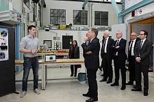 Florian Meyer erklärt Bürgermeister Dr. Sieling sein Experiment zu Mikrogravitation; im Hintergrund: Prof. Dr. Lämmerzahl, Prof. Dr. Scholz-Reiter, Dipl. oec.  von Kampen und Prof. Dr. Avila (von links)