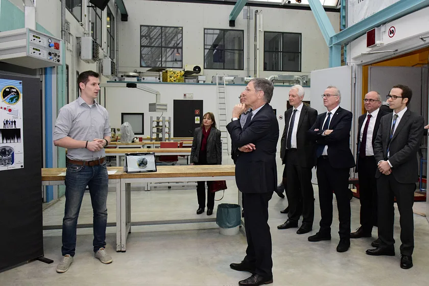 Florian Meyer erklärt Bürgermeister Dr. Sieling sein Experiment zu Mikrogravitation; im Hintergrund: Prof. Dr. Lämmerzahl, Prof. Dr. Scholz-Reiter, Dipl. oec.  von Kampen und Prof. Dr. Avila (von links)