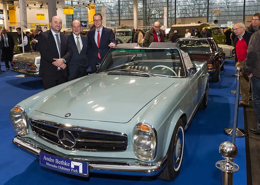 Entpuppte sich als Oldtimerfan: Etienne Schneider,  Vizepremierminister Luxemburgs (li.), zusammen mit Senator Martin Günthner (re.) und Messe Bremen Chef Hans-Peter Schneider