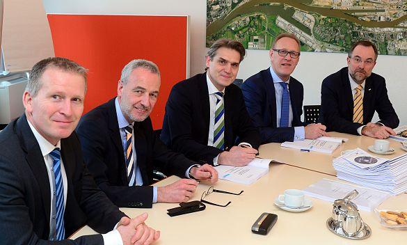 Bei der Vertragsunterzeichnung in Bremerhaven (von links): BLG-Vorstand Michael Blach, die bremenports-Geschäftsführer Horst Rehberg und Robert Howe, BLG-Vorstandsvorsitzender Frank Dreeke und Ferdinand Möhring (BLG)