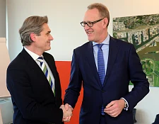 Shakehands für den OTB: BLG-Chef Frank Dreeke (rechts) und bremenports-Geschäftsführer Robert Howe