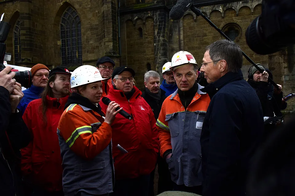 Bürgermeister Dr. Carsten Sieling (re.) lässt sich von den Vertrauensleuten Mareike Schmidt (Stahlwerk) und Arthur Schanofski (technische Instandhaltung) die Lage im Stahlwerk Bremen erläutern