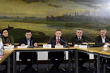 Bürgermeister Dr. Carsten Sieling (Mitte) sowie Dr. Ute Buggeln, Klaus Hering, Dr. Dietmar Ringel und Meinhard Geiken informieren über die Inhalte des Gesprächs (von links)