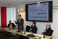 Bürgermeister Carsten Sieling (stehend)  hält ein Impulsreferat zu Beginn des Workshops; v.re.: Helmut Westkamp (Geschäftsführer des Jobcenters Bremen), Michael Hünig (Arbeitsdirektor BSAG) und Jens-Christian Meyer (Sprecher BSAG)