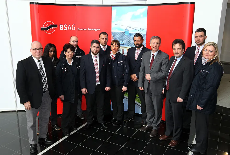 Bürgermeister Sieling mit Teilnehmerinnen und Teilnehmern einer Qualifizierungsmaßnahme bei der BSAG