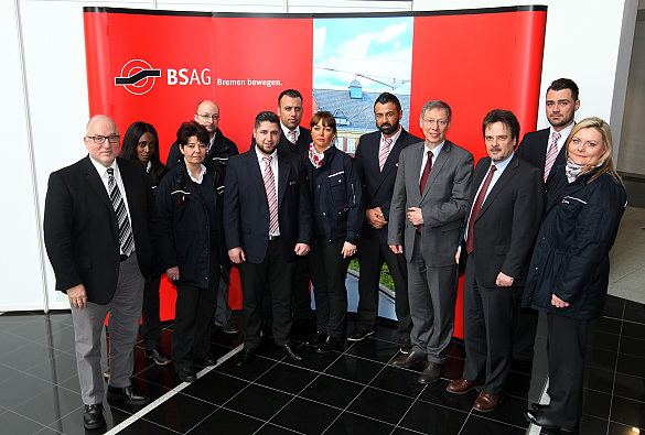 Bürgermeister Sieling mit Teilnehmerinnen und Teilnehmern einer Qualifizierungsmaßnahme bei der BSAG