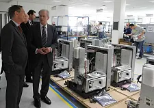 Thermo Fisher Scientific-Geschäftsführer Dr. Ernst Schröder zeigt Bürgermeister Dr. Carsten Sieling das Unternehmen