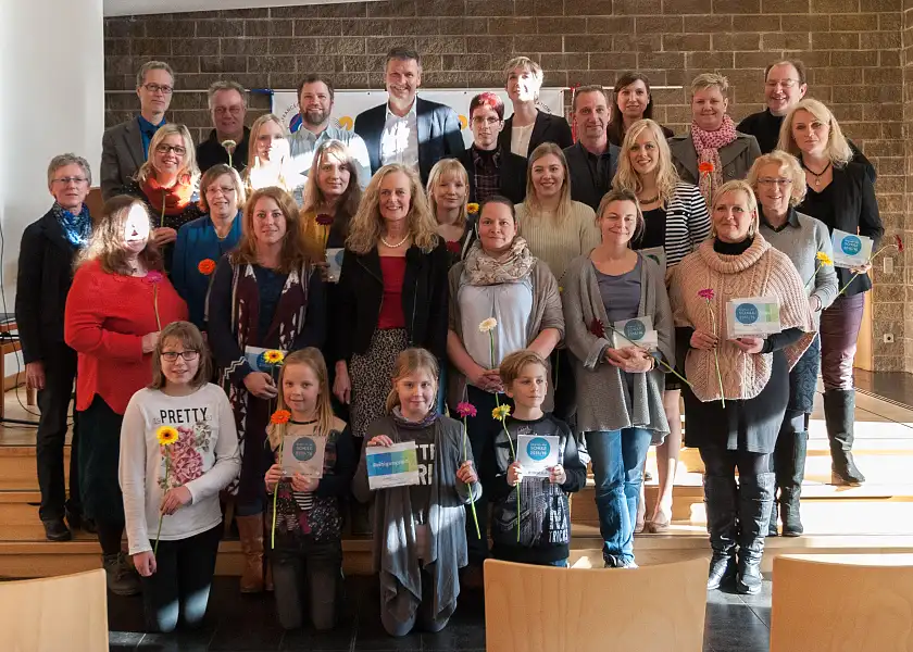 Schülerinnen und Schüler sowie Vertreterinnen und Vertreter der Schulen und der Behörde freuen sich über das Qualitätssiegel Internet-ABC-Schule