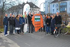 vl Umweltstaatsrat Ronny Meyer,  Olaf Woggan (AOK-Vorstandsvorsitzender) Rainer Hamann (ADFC-Vorstand) verleihen den Sonderpreis „Fahrradaktiver Betrieb 2015“ an die Geschäftsleitung der Roland-Klinik Petra Wehrmann.