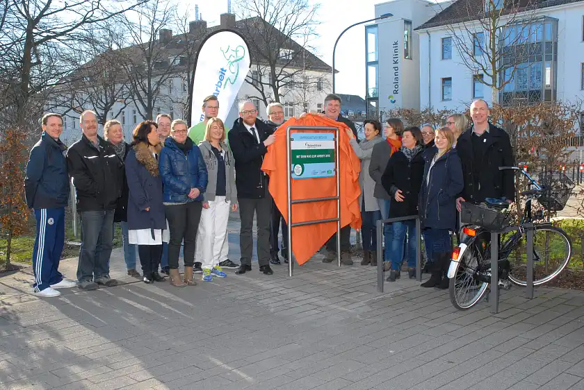 vl Umweltstaatsrat Ronny Meyer,  Olaf Woggan (AOK-Vorstandsvorsitzender) Rainer Hamann (ADFC-Vorstand) verleihen den Sonderpreis „Fahrradaktiver Betrieb 2015“ an die Geschäftsleitung der Roland-Klinik Petra Wehrmann.