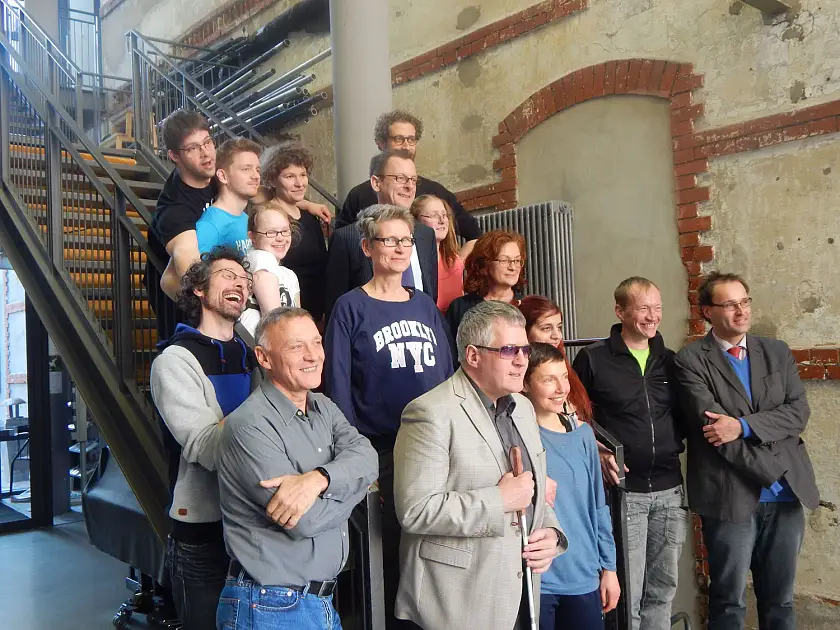 Senator Günthner im Kreis der Tänzerinnen und Tänzer von KompeTanz. Auch der Landesbehindertenbeauftrage, Dr. Joachim Steinbrück, nahm an dem heutigen Besuch in der Schwankhalle teil