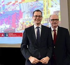 Wirtschaftssenator Martin Günthner (li.) und Dr. Klaus Sondergeld, Geschäftsführer Standortmarketing bei der WFB Wirtschaftsförderung Bremen GmbH; im Hintergrund das überarbeitete Logo für das neue Markenzeichen, das ab Sommer 2016 online gestellt wird