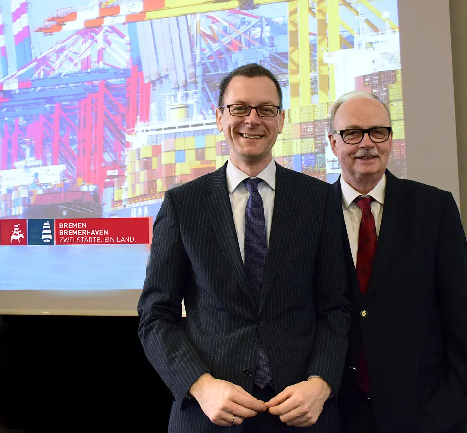 Wirtschaftssenator Martin Günthner (li.) und Dr. Klaus Sondergeld, Geschäftsführer Standortmarketing bei der WFB Wirtschaftsförderung Bremen GmbH; im Hintergrund das überarbeitete Logo für das neue Markenzeichen, das ab Sommer 2016 online gestellt wird