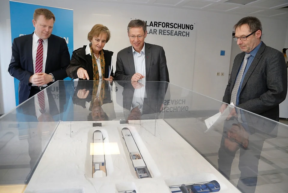 AWI-Direktorin Prof. Dr. Karin Lochte führte Bürgermeister Dr. Carsten Sieling durch das Forschungsinstitut.   Foto: Alfred-Wegener-Institut 