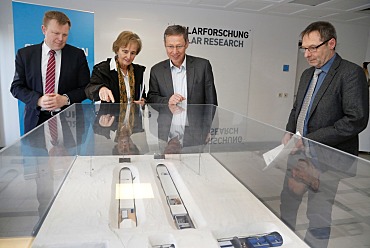 AWI-Direktorin Prof. Dr. Karin Lochte führte Bürgermeister Dr. Carsten Sieling durch das Forschungsinstitut.   Foto: Alfred-Wegener-Institut 