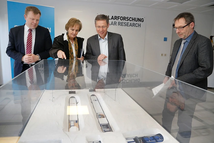AWI-Direktorin Prof. Dr. Karin Lochte führte Bürgermeister Dr. Carsten Sieling durch das Forschungsinstitut.   Foto: Alfred-Wegener-Institut 