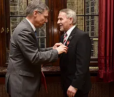 Bürgermeister Dr. Carsten Sieling überreicht das Bundesverdienstkreuz an Hans-Rainer Schiller