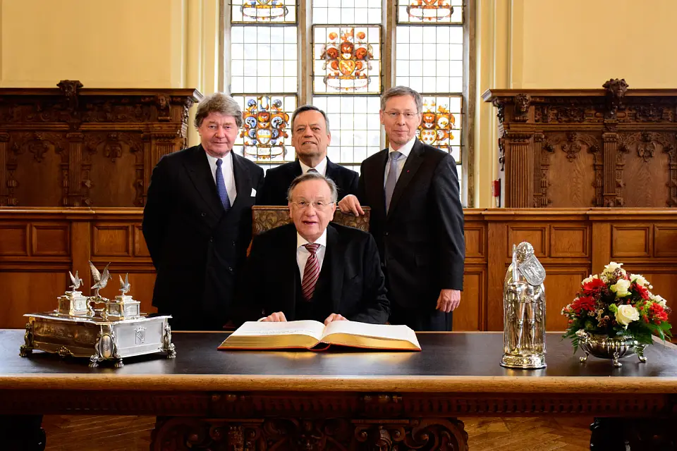 Eintrag in das Goldene Buch: Botschafter José Antonio Meier Espinosa, Honorarkonsul Hans-Joachim Schnitger, Generalkonsul Carlos Manuel Roman Heredia, Bürgermeister Dr. Carsten Sieling