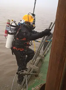Anspruchsvolle Aufgabe im trüben Weserwasser: Die Suche nach Kampfmitteln erfordert den Einsatz von Tauchern