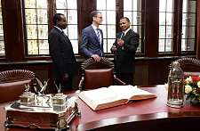 Eintrag in das Goldene Buch (v.l.n.r.): Simeon Uulenga, Gesandter des Botschaftsrates, Senator Martin Günthner und Botschafter Andreas Guibeb