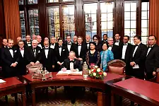 Gruppenfoto am Goldenen Buch: Bürgermeister Dr. Carsten Sieling und Wirtschaftssenator Martin Günthner freuen sich über den Besuch der Botschafterinnen und Botschafter aus dem asiatisch-pazifischen Raum sowie der Ehrengäste der OAV-Vorstandsmitglieder