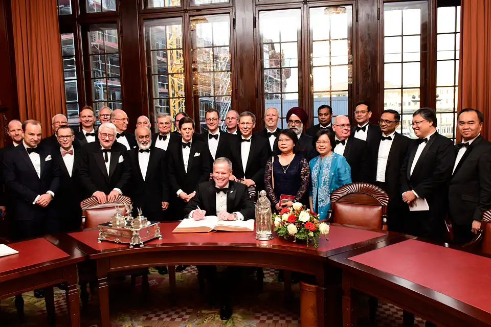 Gruppenfoto am Goldenen Buch: Bürgermeister Dr. Carsten Sieling und Wirtschaftssenator Martin Günthner freuen sich über den Besuch der Botschafterinnen und Botschafter aus dem asiatisch-pazifischen Raum sowie der Ehrengäste der OAV-Vorstandsmitglieder