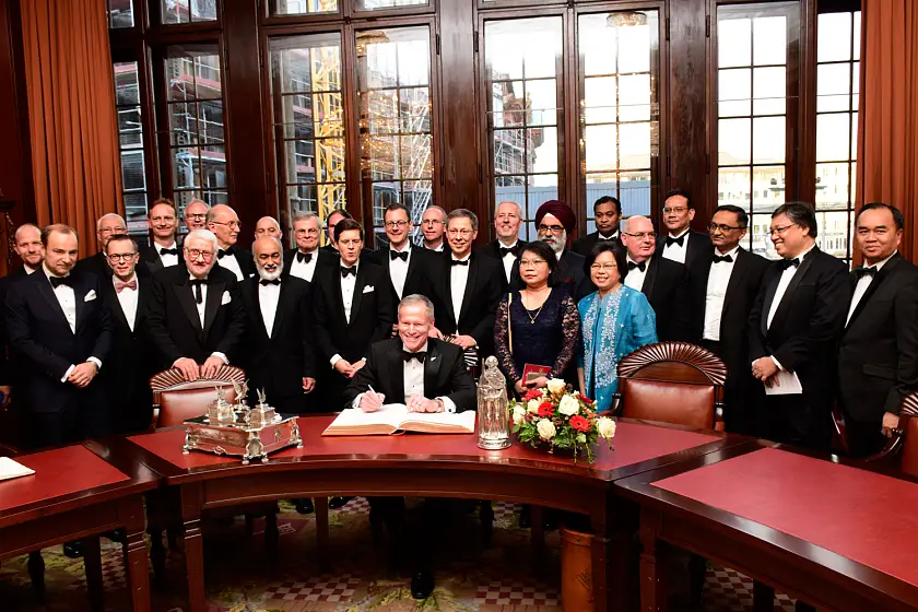 Gruppenfoto am Goldenen Buch: Bürgermeister Dr. Carsten Sieling und Wirtschaftssenator Martin Günthner freuen sich über den Besuch der Botschafterinnen und Botschafter aus dem asiatisch-pazifischen Raum sowie der Ehrengäste der OAV-Vorstandsmitglieder