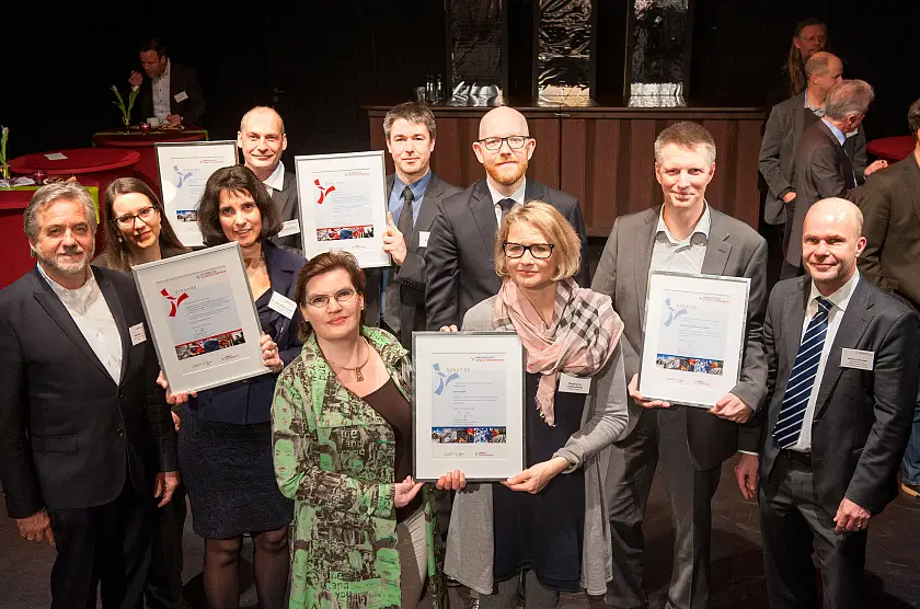Beim Jahresempfang der PUU im Schnürschuh Theater begrüßte Umweltstaatsrat Ronny Meyer die drei Neuen Albright Deutschland GmbH, DMK Deutsches Milchkontor GmbH und Velibre GmbH in den Reihen der Bremer Umweltpartnerschaft. Gleichzeitig zeichnete er die Residenz-Reha-Kliniken GmbH und das Hotel Westfalia zu Klimaschutzbetrieben aus.