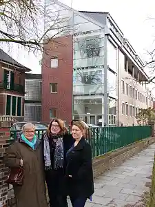 Interims-Leiterin Brigitte Böhme (AWO), Senatorin Stahmann und Leiterin Martina Ziolkowski (AWO) 
