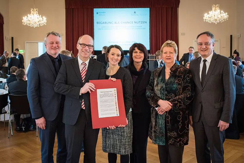 Minister-Foto zur Mainzer Erklärung v.l.: Minister Ulrich Commerçon/Saarland, Senator Ties Rabe/Hamburg, Senatorin Claudia Bogedan/Bremen, Ministerin Vera Reiß/Rheinland-Pfalz, Ministerin Sylvia Löhrmann/NRW, Minister Andreas Stoch/Baden-Württemberg)