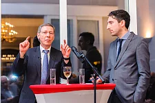 Bürgermeister Sieling erläutert in der Bremer Landesvertretung in Brüssel den Gästen Bremens Aktivitäten in der Flüchtlingspolitik. Die Veranstaltung wurde moderiert von Michael Münz (re.) vom Gustav Stresemann Institut in Bonn