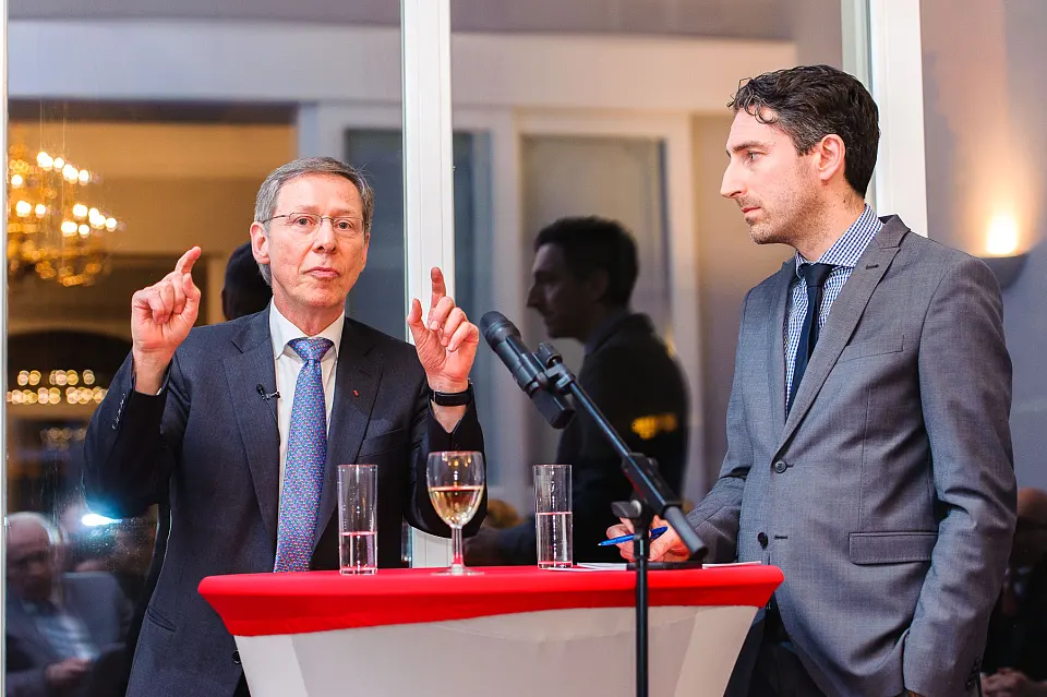 Bürgermeister Sieling erläutert in der Bremer Landesvertretung in Brüssel den Gästen Bremens Aktivitäten in der Flüchtlingspolitik. Die Veranstaltung wurde moderiert von Michael Münz (re.) vom Gustav Stresemann Institut in Bonn