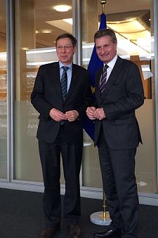 Bürgermeister Carsten Sieling (li.) mit EU-Kommissar Günther Oettinger in Brüssel