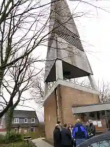 Übergabe der Kirche an den Träger (v.l.):  Pastor Tilman Gansz-Ehrhorn, BEK-Schriftführer Renke Brahms, Senatorin Anja Stahmann und Berthold Reetz, Innere Mission (ganz rechts)