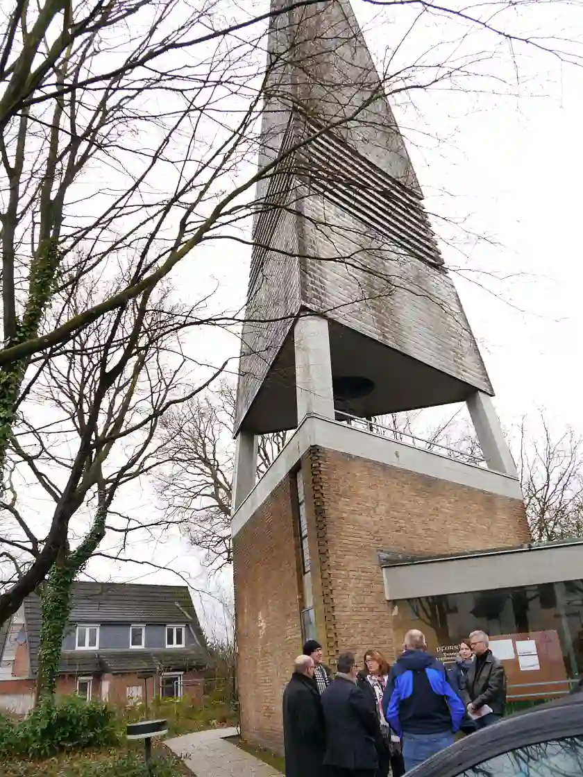 Übergabe der Kirche an den Träger (v.l.):  Pastor Tilman Gansz-Ehrhorn, BEK-Schriftführer Renke Brahms, Senatorin Anja Stahmann und Berthold Reetz, Innere Mission (ganz rechts)