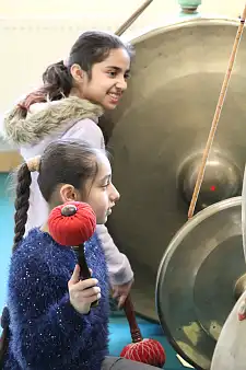 Kinder entdecken die Klangwelt des Gamelanorchesters