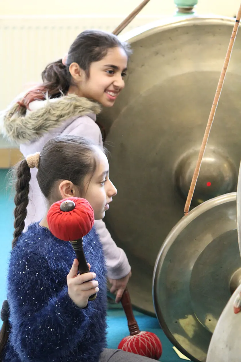 Kinder entdecken die Klangwelt des Gamelanorchesters