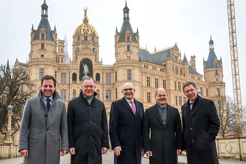 Gruppenbild am Schweriner Schloss (v.re.): Dr. Carsten Sieling, Präsident des Senats und Bürgermeister der Freien Hansestadt Bremen, Olaf Scholz, Erster Bürgermeister der Freien und Hansestadt Hamburg, Erwin Sellering, Ministerpräsident Mecklenburg-Vorpommern, Stephan Weil, Ministerpräsident Niedersachsen und Thomas Losse-Müller, Chef der Staatskanzlei Schleswig-Holstein (als Vertreter für Ministerpräsident Torsten Albig)