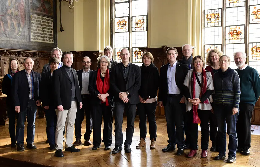 Die Einzelhandelsfachleute aus verschiedenen Planungsverbänden in Deutschland trafen sich für zwei Tage (3. und 4. März) in Bremen. Sitzungsort am heutigen Freitag war das Bremer Rathaus. Hier besichtigte die Gruppe u.a. die Obere Rathaushalle.
