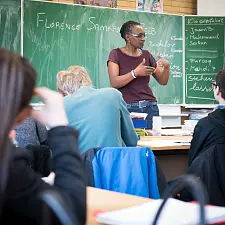 Die Gesundheitswissenschaftlerin Dr. Florence Samkange-Zeeb besucht die 9. Klasse der Wilhelm-Kaisen-Oberschule. Foto: Kerstin Rolfes