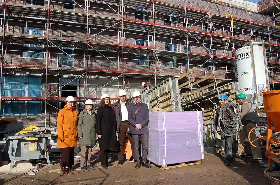 Kerstin Tietze, Annemarie Czichon, Karoline Linnert, Thomas Brettschneider und Sebastian Jung (Fachbereichsleiter Wohnen beim Martinsclub) bei der Baustellenbesichtigung